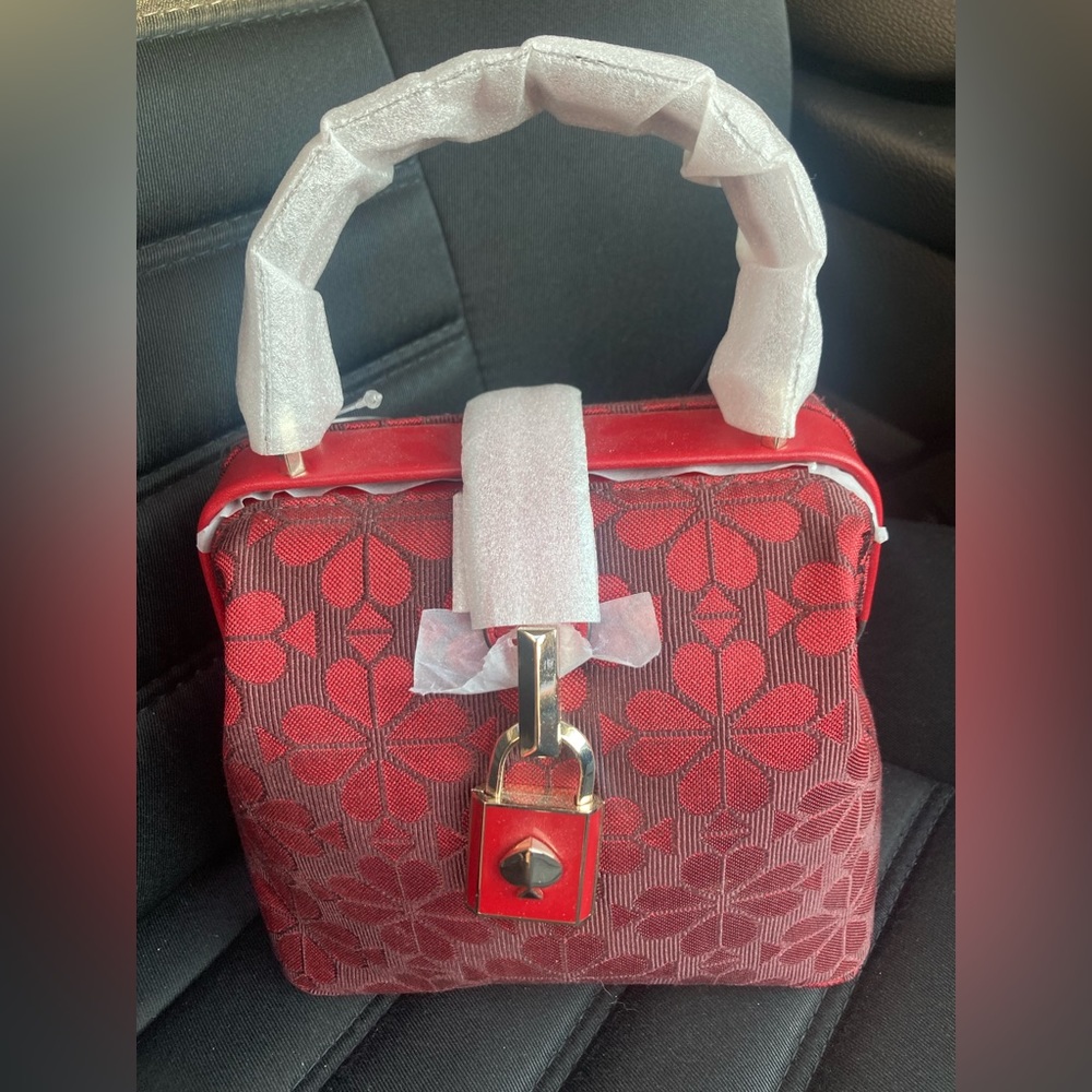 Kate Spade New York
REMEDY SPADE FLOWER SMALL TOP HANDLE BAG
